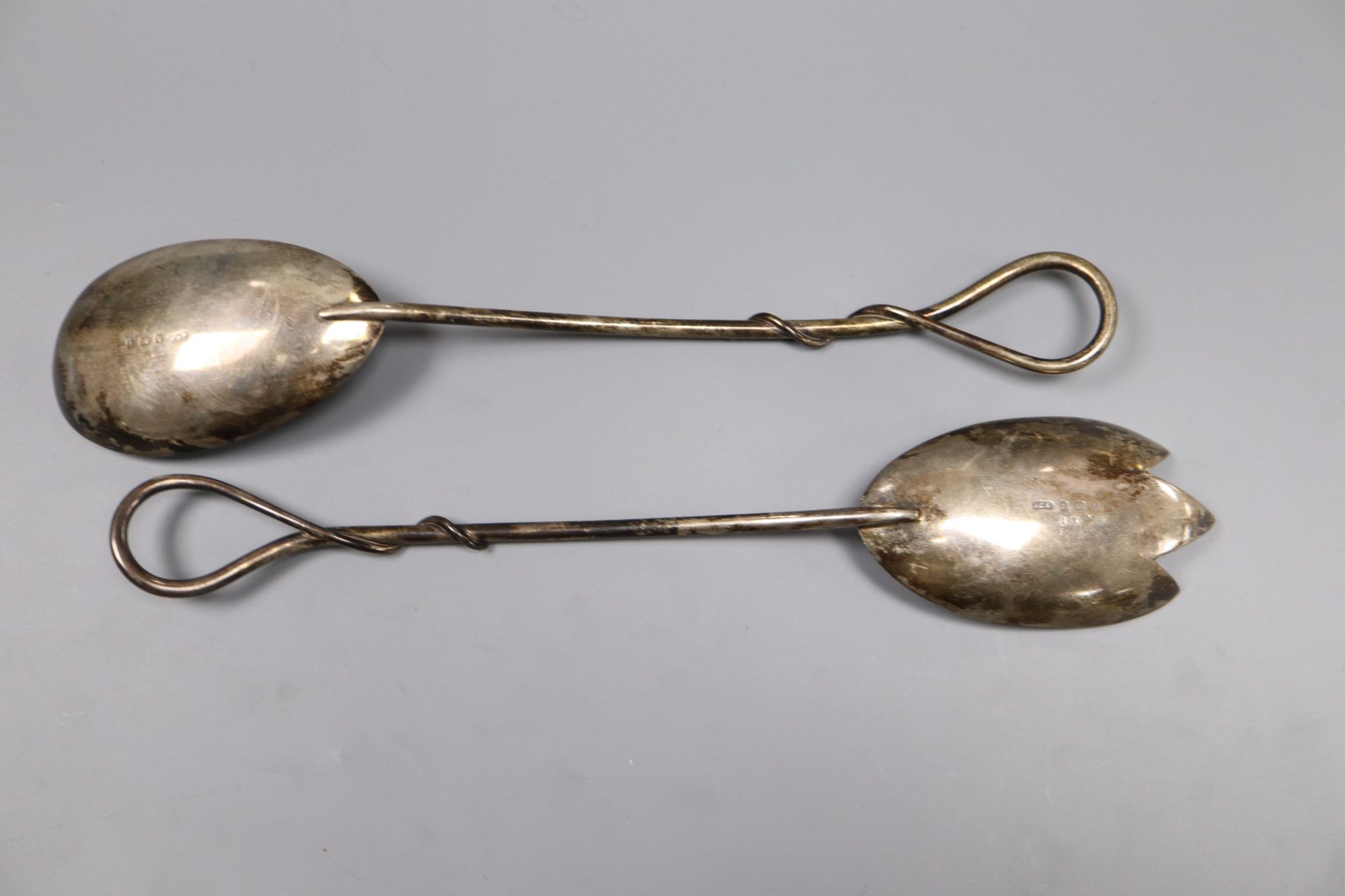 A pair of Edwardian silver salad servers with loop twist handles, by John Charles Grinsell, Birmingham, 1908, 3.5oz.